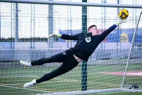 سبورت: إصابة تير شتيجن.. وعملية تهدد بغيابه 4 أشهر عن برشلونة